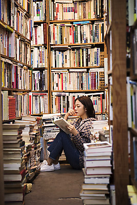 포토 JPG 전신 우먼라이프 응시 여자 여행 실내 한명 들기 앉기 20대 성인 옆모습 책 낭만 한국인 즐거움 여대생 국내여행 헌책방 성인여자한명만 동인천 국내포토 1 라이프스타일 시선 감정 대학생 뷰포인트 컨셉 모션 사람 동양인 청년 내부 인천 서점 여자한명만 성인여자만 파일형식