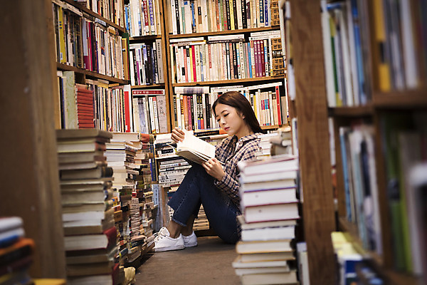 포토 JPG 전신 우먼라이프 응시 여자 여행 실내 한명 들기 앉기 20대 성인 옆모습 책 낭만 한국인 즐거움 여대생 국내여행 헌책방 성인여자한명만 동인천 국내포토 1 라이프스타일 시선 감정 대학생 뷰포인트 컨셉 모션 사람 동양인 청년 내부 인천 서점 여자한명만 성인여자만 파일형식