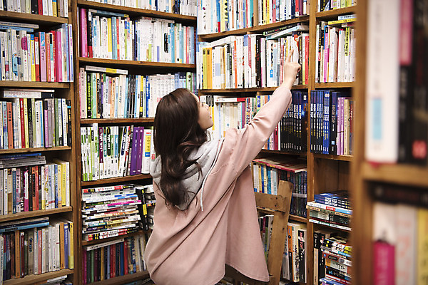 포토 JPG 우먼라이프 여자 여행 실내 한명 서기 상반신 20대 성인 뒷모습 책 낭만 한국인 즐거움 여대생 국내여행 헌책방 성인여자한명만 동인천 국내포토 1 라이프스타일 감정 대학생 뷰포인트 컨셉 모션 사람 동양인 청년 내부 인천 서점 여자한명만 성인여자만 파일형식