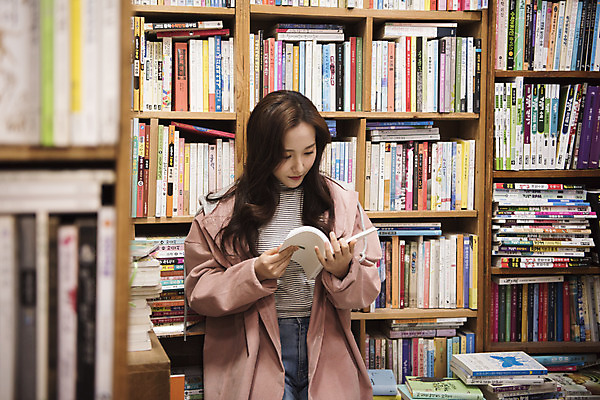 포토 JPG 우먼라이프 여자 여행 실내 한명 서기 들기 상반신 20대 성인 앞모습 책 독서 낭만 한국인 즐거움 여대생 국내여행 헌책방 성인여자한명만 동인천 국내포토 1 라이프스타일 감정 대학생 뷰포인트 컨셉 모션 사람 동양인 청년 내부 인천 서점 여자한명만 성인여자만 파일형식