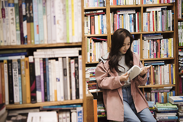 포토 JPG 우먼라이프 여자 여행 실내 한명 서기 들기 앉기 상반신 20대 성인 앞모습 책 독서 낭만 한국인 즐거움 여대생 국내여행 헌책방 성인여자한명만 동인천 국내포토 1 라이프스타일 감정 대학생 뷰포인트 컨셉 모션 사람 동양인 청년 내부 인천 서점 여자한명만 성인여자만 파일형식