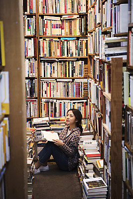 포토 JPG 전신 우먼라이프 응시 여자 여행 실내 한명 미소 들기 앉기 20대 성인 옆모습 책 낭만 한국인 즐거움 여대생 국내여행 헌책방 성인여자한명만 동인천 국내포토 1 라이프스타일 시선 감정 대학생 뷰포인트 컨셉 모션 표정 사람 동양인 청년 내부 인천 서점 여자한명만 성인여자만 파일형식