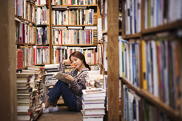 포토 JPG 전신 우먼라이프 응시 여자 여행 실내 한명 미소 들기 앉기 20대 성인 옆모습 책 낭만 한국인 즐거움 여대생 국내여행 헌책방 성인여자한명만 동인천 국내포토 1 라이프스타일 시선 감정 대학생 뷰포인트 컨셉 모션 표정 사람 동양인 청년 내부 인천 서점 여자한명만 성인여자만 파일형식