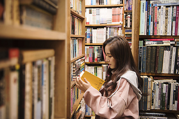 포토 JPG 우먼라이프 응시 여자 여행 실내 한명 서기 들기 상반신 20대 성인 옆모습 책 독서 낭만 한국인 즐거움 여대생 국내여행 헌책방 성인여자한명만 동인천 국내포토 1 라이프스타일 시선 감정 대학생 뷰포인트 컨셉 모션 사람 동양인 청년 내부 인천 서점 여자한명만 성인여자만 파일형식