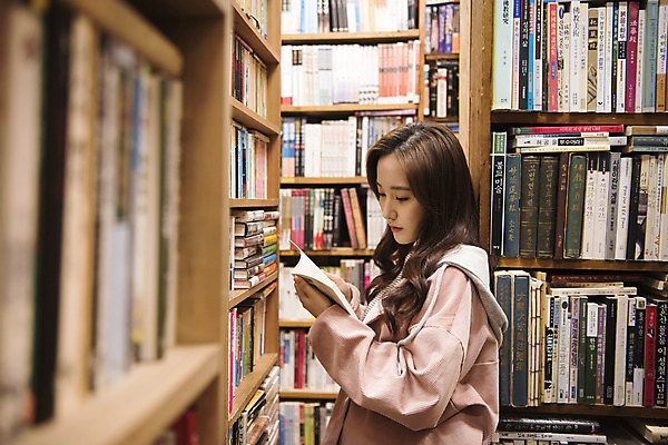 포토 JPG 우먼라이프 여자 여행 실내 한명 서기 들기 상반신 20대 성인 옆모습 책 독서 낭만 한국인 즐거움 여대생 국내여행 헌책방 성인여자한명만 동인천 국내포토 1 라이프스타일 감정 대학생 뷰포인트 컨셉 모션 사람 동양인 청년 내부 인천 서점 여자한명만 성인여자만 파일형식