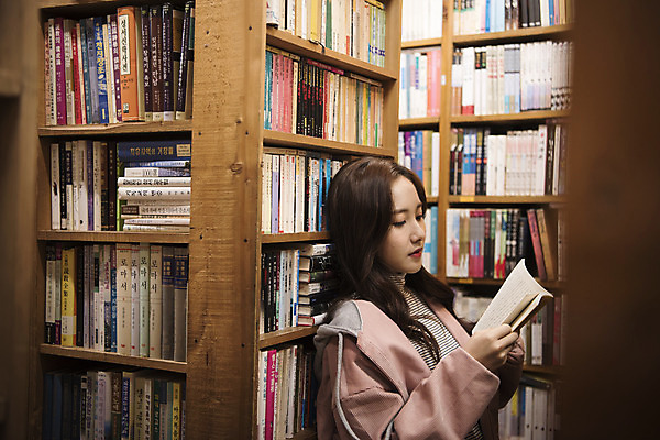 포토 JPG 우먼라이프 여자 여행 실내 한명 서기 들기 상반신 20대 성인 옆모습 책 독서 낭만 한국인 즐거움 여대생 국내여행 헌책방 성인여자한명만 동인천 국내포토 1 라이프스타일 감정 대학생 뷰포인트 컨셉 모션 사람 동양인 청년 내부 인천 서점 여자한명만 성인여자만 파일형식