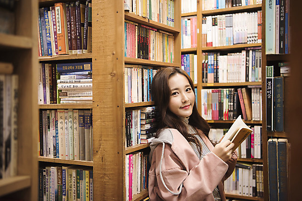 포토 JPG 우먼라이프 여자 여행 실내 한명 미소 들기 앉기 상반신 20대 성인 옆모습 책 독서 낭만 한국인 즐거움 여대생 국내여행 헌책방 성인여자한명만 동인천 국내포토 1 라이프스타일 감정 대학생 뷰포인트 컨셉 모션 표정 사람 동양인 청년 내부 인천 서점 여자한명만 성인여자만 파일형식