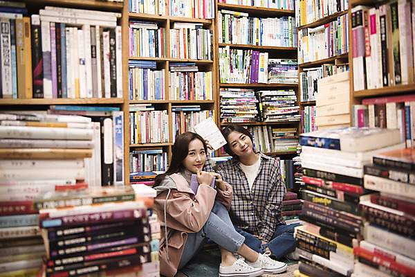 포토 JPG 전신 우먼라이프 여자 여행 실내 미소 들기 앉기 20대 성인 두명 앞모습 옆모습 책 친구 우정 낭만 한국인 즐거움 여대생 국내여행 헌책방 성인여자만 동인천 국내포토 라이프스타일 감정 대학생 뷰포인트 컨셉 관계 모션 표정 사람 동양인 청년 내부 인천 서점 여자만 성인만 파일형식