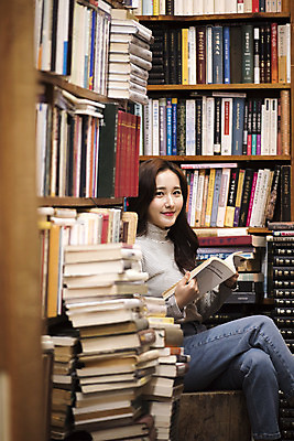 포토 JPG 우먼라이프 여자 여행 실내 한명 미소 들기 앉기 상반신 20대 성인 옆모습 책 독서 낭만 한국인 즐거움 여대생 국내여행 헌책방 성인여자한명만 동인천 국내포토 1 라이프스타일 감정 대학생 뷰포인트 컨셉 모션 표정 사람 동양인 청년 내부 인천 서점 여자한명만 성인여자만 파일형식