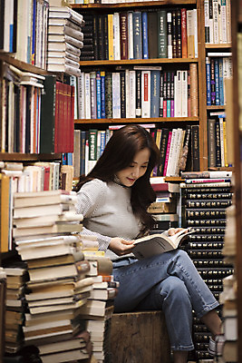 포토 JPG 전신 우먼라이프 여자 여행 실내 한명 미소 들기 앉기 20대 성인 옆모습 책 독서 낭만 한국인 즐거움 여대생 국내여행 헌책방 성인여자한명만 동인천 국내포토 1 라이프스타일 감정 대학생 뷰포인트 컨셉 모션 표정 사람 동양인 청년 내부 인천 서점 여자한명만 성인여자만 파일형식