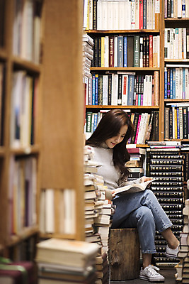 포토 JPG 전신 우먼라이프 여자 여행 실내 한명 미소 들기 앉기 20대 성인 옆모습 책 독서 낭만 한국인 즐거움 여대생 국내여행 헌책방 성인여자한명만 동인천 국내포토 1 라이프스타일 감정 대학생 뷰포인트 컨셉 모션 표정 사람 동양인 청년 내부 인천 서점 여자한명만 성인여자만 파일형식