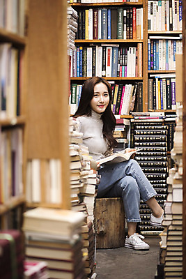 포토 JPG 전신 우먼라이프 여자 여행 실내 한명 미소 들기 앉기 20대 성인 옆모습 책 독서 낭만 한국인 즐거움 여대생 국내여행 헌책방 성인여자한명만 동인천 국내포토 1 라이프스타일 감정 대학생 뷰포인트 컨셉 모션 표정 사람 동양인 청년 내부 인천 서점 여자한명만 성인여자만 파일형식