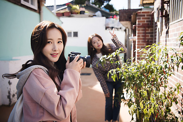 포토 JPG 주간 우먼라이프 여자 여행 서기 미소 들기 상반신 20대 성인 야외 두명 앞모습 옆모습 친구 카메라 사진촬영 우정 낭만 한국인 골목길 즐거움 브이 여대생 국내여행 성인여자만 동인천 국내포토 자연요소 라이프스타일 감정 길 대학생 뷰포인트 컨셉 관계 모션 표정 사람 동양인 손짓 청년 전자제품 촬영 인천 여자만 성인만 파일형식