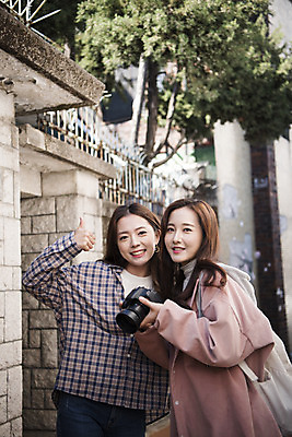 포토 JPG 주간 우먼라이프 여자 여행 서기 미소 들기 상반신 20대 성인 야외 두명 앞모습 친구 카메라 우정 낭만 한국인 최고 골목길 즐거움 여대생 국내여행 성인여자만 동인천 국내포토 자연요소 라이프스타일 감정 길 대학생 뷰포인트 컨셉 관계 모션 표정 사람 동양인 청년 전자제품 인천 여자만 성인만 파일형식