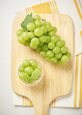 포토 JPG 스튜디오촬영 한송이 과일 실내 누끼 사람없음 하이앵글 신선 달콤 천 오브젝트 흰배경 유기농 포도알 나무도마 제철 포도잎 플랫레이 망고포도 제철과일 국내포토 1 웰빙 뷰포인트 백그라운드 잎 포도 도마 내부 목재 흰색 직물 플랫 맛 청포도 송이 파일형식