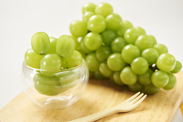 포토 JPG 스튜디오촬영 포크 한송이 과일 실내 누끼 사람없음 신선 달콤 오브젝트 흰배경 유기농 포도알 나무도마 제철 망고포도 제철과일 국내포토 1 식기 웰빙 백그라운드 포도 도마 내부 목재 흰색 맛 청포도 송이 파일형식