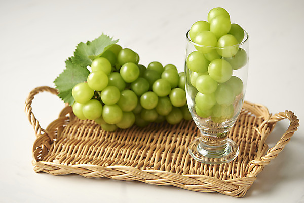 포토 JPG 스튜디오촬영 한송이 과일 잔 쟁반 실내 누끼 사람없음 신선 달콤 오브젝트 흰배경 유기농 포도알 제철 포도잎 망고포도 제철과일 국내포토 1 식기 웰빙 백그라운드 잎 포도 내부 흰색 맛 청포도 송이 파일형식