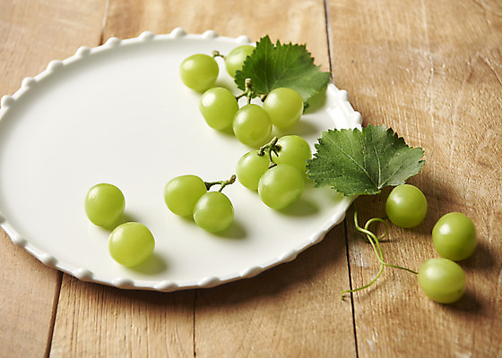 포토 JPG 스튜디오촬영 접시 과일 실내 누끼 사람없음 신선 달콤 오브젝트 유기농 포도알 제철 포도잎 망고포도 나무배경 제철과일 국내포토 식기 웰빙 백그라운드 잎 포도 내부 맛 청포도 파일형식