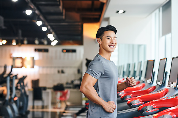 포토 JPG 남자 다이어트 근육 실내 건강 한명 미소 상반신 20대 성인 옆모습 아웃포커스 운동 건강관리 헬스 힘 헬스장 한국인 웨이트트레이닝 보디빌딩 보디빌더 런닝머신 바디케어 복근 성인남자한명만 국내포토 1 뷰포인트 촬영기법 표정 관리 사람 동양인 청년 내부 운동기구 남자한명만 성인남자만 파일형식