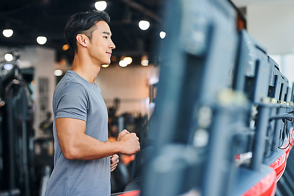 포토 JPG 남자 여유 다이어트 근육 실내 건강 한명 미소 상반신 20대 성인 옆모습 아웃포커스 운동 건강관리 헬스 힘 헬스장 한국인 웨이트트레이닝 보디빌딩 보디빌더 런닝머신 바디케어 복근 성인남자한명만 국내포토 1 감정 뷰포인트 촬영기법 표정 관리 사람 동양인 청년 내부 운동기구 남자한명만 성인남자만 파일형식