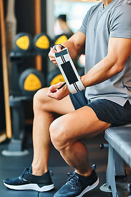 포토 JPG 남자 다이어트 근육 실내 건강 한명 앉기 20대 성인 운동 건강관리 헬스 힘 헬스장 한국인 하반신 웨이트트레이닝 보디빌딩 보디빌더 바디케어 복근 손목보호대 성인남자한명만 국내포토 1 모션 관리 사람 동양인 청년 내부 남자한명만 성인남자만 파일형식