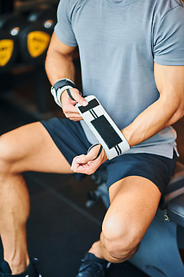 포토 JPG 남자 다이어트 근육 실내 건강 한명 앉기 20대 성인 운동 건강관리 헬스 힘 헬스장 한국인 하반신 웨이트트레이닝 보디빌딩 보디빌더 바디케어 복근 손목보호대 성인남자한명만 국내포토 1 모션 관리 사람 동양인 청년 내부 남자한명만 성인남자만 파일형식