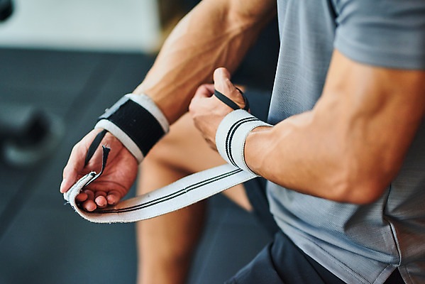 포토 JPG 남자 다이어트 근육 실내 건강 한명 앉기 상반신 20대 성인 운동 건강관리 헬스 힘 헬스장 한국인 웨이트트레이닝 보디빌딩 보디빌더 바디케어 복근 손목보호대 성인남자한명만 국내포토 1 모션 관리 사람 동양인 청년 내부 남자한명만 성인남자만 파일형식