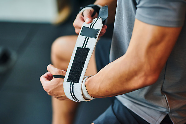 포토 JPG 남자 다이어트 근육 실내 건강 한명 앉기 상반신 20대 성인 운동 건강관리 헬스 힘 헬스장 한국인 웨이트트레이닝 보디빌딩 보디빌더 바디케어 복근 손목보호대 성인남자한명만 국내포토 1 모션 관리 사람 동양인 청년 내부 남자한명만 성인남자만 파일형식