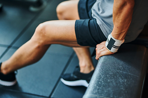 포토 JPG 남자 다이어트 근육 휴식 실내 건강 한명 앉기 20대 성인 운동 건강관리 헬스 힘 헬스장 한국인 하반신 웨이트트레이닝 보디빌딩 보디빌더 바디케어 복근 손목보호대 성인남자한명만 국내포토 1 컨셉 모션 관리 사람 동양인 청년 내부 남자한명만 성인남자만 파일형식