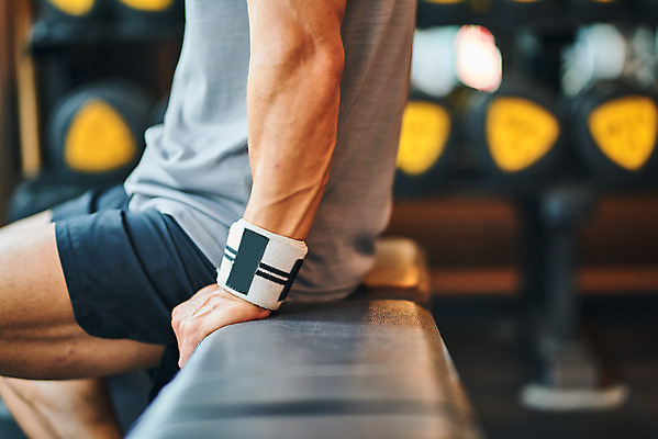 포토 JPG 남자 다이어트 근육 휴식 실내 건강 한명 앉기 상반신 20대 성인 아웃포커스 운동 건강관리 헬스 힘 헬스장 한국인 웨이트트레이닝 보디빌딩 보디빌더 바디케어 복근 손목보호대 성인남자한명만 국내포토 1 컨셉 모션 촬영기법 관리 사람 동양인 청년 내부 남자한명만 성인남자만 파일형식