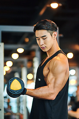 포토 JPG 응시 남자 다이어트 근육 실내 건강 한명 들기 상반신 20대 성인 옆모습 아웃포커스 운동 건강관리 헬스 힘 아령 헬스장 한국인 웨이트트레이닝 보디빌딩 보디빌더 바디케어 복근 성인남자한명만 국내포토 1 시선 뷰포인트 모션 촬영기법 관리 사람 동양인 청년 내부 남자한명만 성인남자만 파일형식