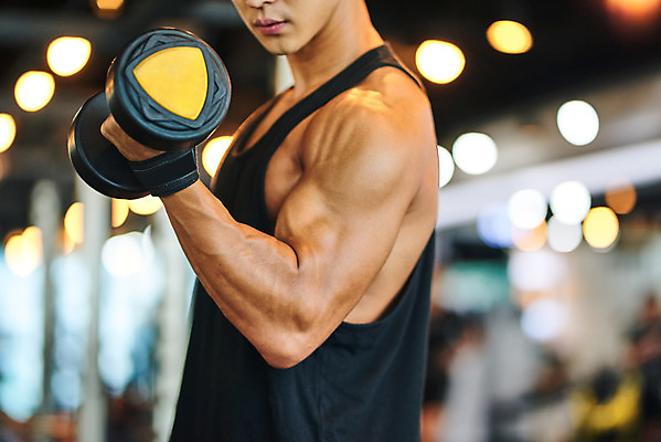 포토 JPG 남자 다이어트 근육 실내 건강 한명 들기 상반신 20대 성인 옆모습 아웃포커스 운동 건강관리 헬스 힘 아령 헬스장 한국인 웨이트트레이닝 보디빌딩 보디빌더 바디케어 복근 성인남자한명만 국내포토 1 뷰포인트 모션 촬영기법 관리 사람 동양인 청년 내부 남자한명만 성인남자만 파일형식