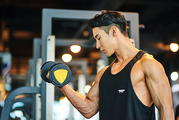 포토 JPG 남자 다이어트 근육 실내 건강 한명 들기 상반신 20대 성인 옆모습 아웃포커스 운동 건강관리 헬스 힘 아령 헬스장 한국인 웨이트트레이닝 보디빌딩 보디빌더 바디케어 복근 성인남자한명만 국내포토 1 뷰포인트 모션 촬영기법 관리 사람 동양인 청년 내부 남자한명만 성인남자만 파일형식