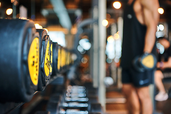 포토 JPG 남자 다이어트 근육 실내 건강 한명 들기 근접촬영 상반신 20대 성인 옆모습 아웃포커스 운동 건강관리 헬스 힘 아령 헬스장 한국인 웨이트트레이닝 보디빌딩 보디빌더 바디케어 복근 성인남자한명만 국내포토 1 뷰포인트 모션 촬영기법 관리 사람 동양인 청년 내부 남자한명만 성인남자만 파일형식