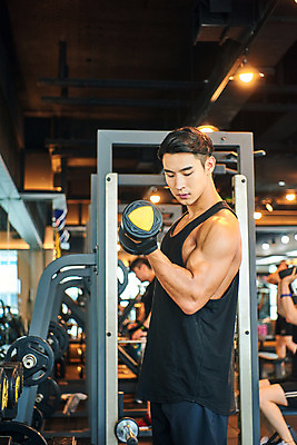 포토 JPG 응시 남자 다이어트 근육 실내 건강 한명 들기 상반신 20대 성인 옆모습 운동 건강관리 헬스 힘 아령 헬스장 한국인 웨이트트레이닝 보디빌딩 보디빌더 바디케어 복근 성인남자한명만 국내포토 1 시선 뷰포인트 모션 관리 사람 동양인 청년 내부 남자한명만 성인남자만 파일형식