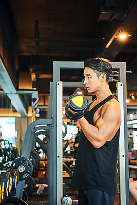 포토 JPG 응시 남자 다이어트 근육 실내 건강 한명 들기 상반신 20대 성인 옆모습 운동 건강관리 헬스 힘 아령 헬스장 한국인 웨이트트레이닝 보디빌딩 보디빌더 바디케어 복근 성인남자한명만 국내포토 1 시선 뷰포인트 모션 관리 사람 동양인 청년 내부 남자한명만 성인남자만 파일형식