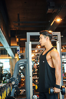 포토 JPG 응시 남자 다이어트 근육 실내 건강 한명 들기 상반신 20대 성인 옆모습 운동 건강관리 헬스 힘 아령 헬스장 한국인 웨이트트레이닝 보디빌딩 보디빌더 바디케어 복근 성인남자한명만 국내포토 1 시선 뷰포인트 모션 관리 사람 동양인 청년 내부 남자한명만 성인남자만 파일형식
