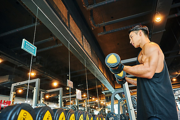 포토 JPG 응시 남자 로우앵글 다이어트 근육 실내 건강 한명 들기 상반신 20대 성인 옆모습 운동 건강관리 헬스 힘 아령 헬스장 한국인 웨이트트레이닝 보디빌딩 보디빌더 바디케어 복근 성인남자한명만 국내포토 1 시선 뷰포인트 모션 관리 사람 동양인 청년 내부 남자한명만 성인남자만 파일형식