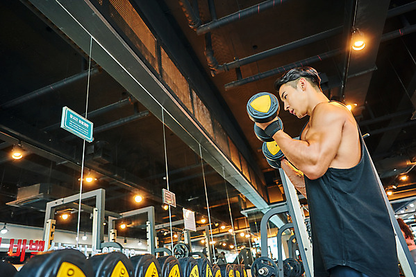포토 JPG 응시 남자 로우앵글 다이어트 근육 실내 건강 한명 들기 상반신 20대 성인 옆모습 운동 건강관리 헬스 힘 아령 헬스장 한국인 웨이트트레이닝 보디빌딩 보디빌더 바디케어 복근 성인남자한명만 국내포토 1 시선 뷰포인트 모션 관리 사람 동양인 청년 내부 남자한명만 성인남자만 파일형식