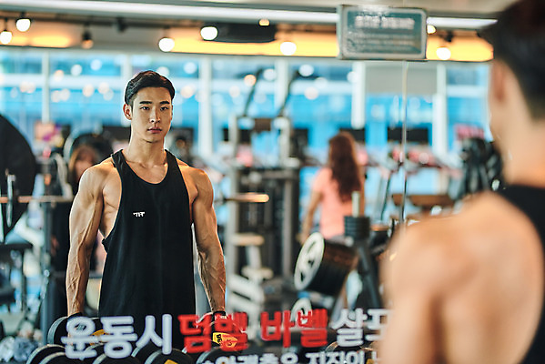 포토 JPG 응시 남자 다이어트 근육 실내 건강 한명 들기 상반신 20대 성인 뒷모습 아웃포커스 운동 건강관리 헬스 힘 아령 헬스장 거울 한국인 웨이트트레이닝 보디빌딩 보디빌더 바디케어 복근 성인남자한명만 국내포토 1 시선 뷰포인트 모션 촬영기법 관리 사람 동양인 청년 내부 남자한명만 성인남자만 파일형식