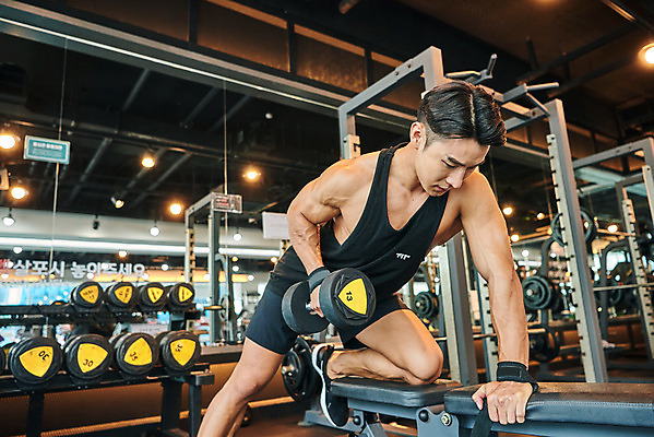 포토 JPG 전신 남자 다이어트 근육 실내 건강 한명 들기 20대 성인 앞모습 운동 건강관리 헬스 힘 아령 헬스장 한국인 웨이트트레이닝 보디빌딩 보디빌더 바디케어 복근 성인남자한명만 국내포토 1 뷰포인트 모션 관리 사람 동양인 청년 내부 남자한명만 성인남자만 파일형식