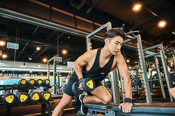 포토 JPG 응시 남자 다이어트 근육 실내 건강 한명 들기 상반신 20대 성인 앞모습 운동 건강관리 헬스 힘 아령 헬스장 한국인 웨이트트레이닝 보디빌딩 보디빌더 바디케어 복근 성인남자한명만 국내포토 1 시선 뷰포인트 모션 관리 사람 동양인 청년 내부 남자한명만 성인남자만 파일형식