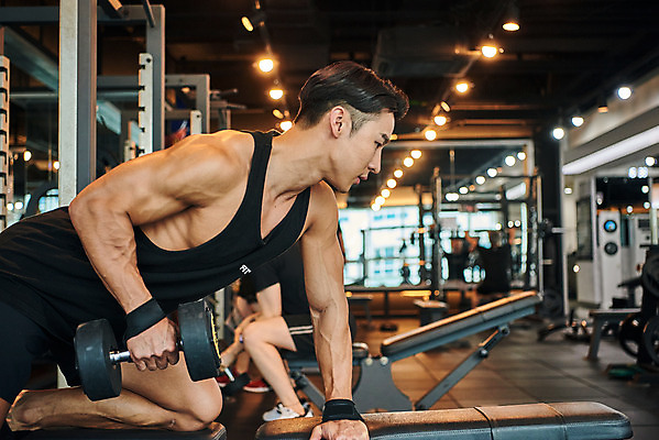 포토 JPG 응시 남자 다이어트 근육 실내 건강 한명 들기 상반신 20대 성인 옆모습 아웃포커스 운동 건강관리 헬스 힘 아령 헬스장 한국인 웨이트트레이닝 보디빌딩 보디빌더 바디케어 복근 성인남자한명만 국내포토 1 시선 뷰포인트 모션 촬영기법 관리 사람 동양인 청년 내부 남자한명만 성인남자만 파일형식