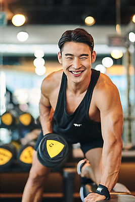 포토 JPG 남자 다이어트 근육 실내 건강 한명 미소 들기 상반신 20대 성인 앞모습 아웃포커스 운동 건강관리 헬스 힘 아령 헬스장 한국인 웨이트트레이닝 보디빌딩 보디빌더 바디케어 복근 성인남자한명만 국내포토 1 뷰포인트 모션 촬영기법 표정 관리 사람 동양인 청년 내부 남자한명만 성인남자만 파일형식