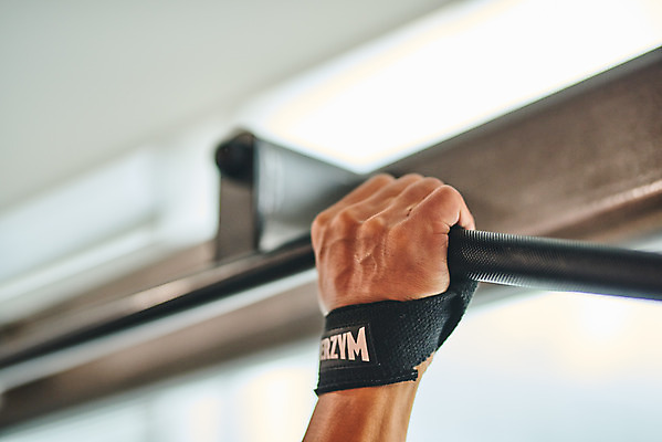 포토 JPG 손 남자 다이어트 근육 실내 건강 한명 근접촬영 20대 성인 신체부위 운동 건강관리 운동기구 헬스 힘 헬스장 한국인 웨이트트레이닝 보디빌딩 보디빌더 바디케어 복근 성인남자한명만 풀업 국내포토 1 뷰포인트 관리 사람 동양인 청년 내부 남자한명만 성인남자만 파일형식