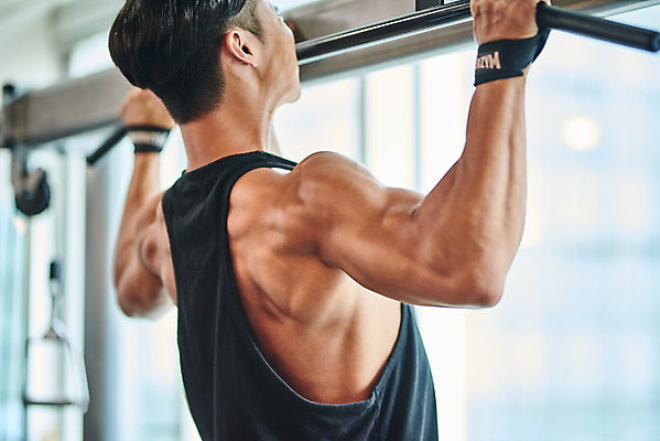 포토 JPG 남자 다이어트 근육 실내 매달리기 건강 한명 상반신 20대 성인 뒷모습 운동 건강관리 운동기구 헬스 힘 헬스장 한국인 웨이트트레이닝 보디빌딩 보디빌더 바디케어 복근 성인남자한명만 풀업 국내포토 1 뷰포인트 모션 관리 사람 동양인 청년 내부 남자한명만 성인남자만 파일형식