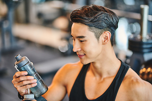 포토 JPG 응시 남자 다이어트 근육 휴식 실내 건강 한명 미소 들기 앉기 상반신 20대 성인 옆모습 아웃포커스 운동 건강관리 헬스 힘 헬스장 한국인 웨이트트레이닝 보디빌딩 보디빌더 물통 바디케어 복근 성인남자한명만 국내포토 1 시선 뷰포인트 컨셉 모션 촬영기법 표정 관리 사람 동양인 청년 내부 남자한명만 성인남자만 파일형식