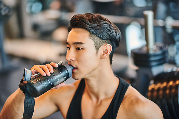 포토 JPG 남자 다이어트 근육 휴식 실내 건강 한명 앉기 상반신 20대 성인 옆모습 아웃포커스 운동 건강관리 헬스 힘 헬스장 한국인 웨이트트레이닝 보디빌딩 보디빌더 물통 물마시기 바디케어 복근 성인남자한명만 국내포토 1 뷰포인트 컨셉 모션 촬영기법 관리 사람 동양인 청년 내부 마시기 남자한명만 성인남자만 파일형식