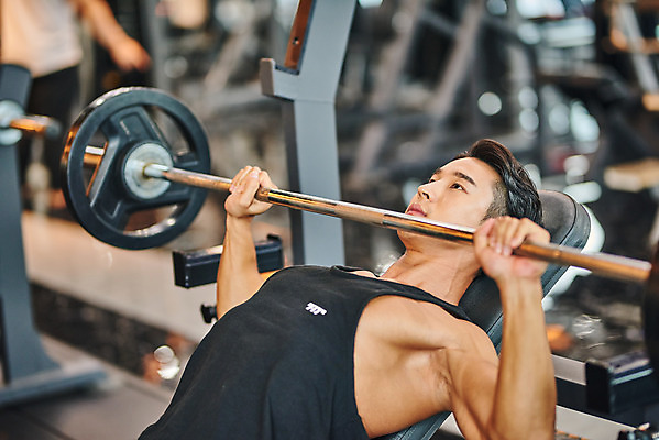 포토 JPG 남자 다이어트 근육 실내 건강 한명 들기 상반신 20대 성인 앞모습 아웃포커스 운동 건강관리 헬스 힘 헬스장 한국인 역기 웨이트트레이닝 보디빌딩 보디빌더 바디케어 복근 성인남자한명만 국내포토 1 뷰포인트 모션 촬영기법 관리 사람 동양인 청년 내부 남자한명만 성인남자만 파일형식