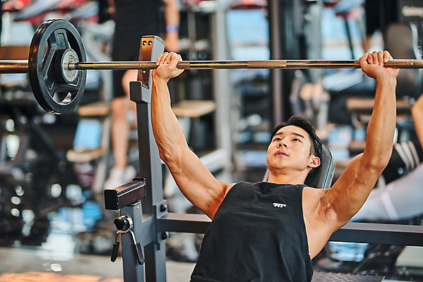 포토 JPG 남자 다이어트 근육 실내 건강 한명 들기 상반신 20대 성인 앞모습 아웃포커스 운동 건강관리 헬스 힘 헬스장 한국인 역기 웨이트트레이닝 보디빌딩 보디빌더 바디케어 복근 성인남자한명만 국내포토 1 뷰포인트 모션 촬영기법 관리 사람 동양인 청년 내부 남자한명만 성인남자만 파일형식